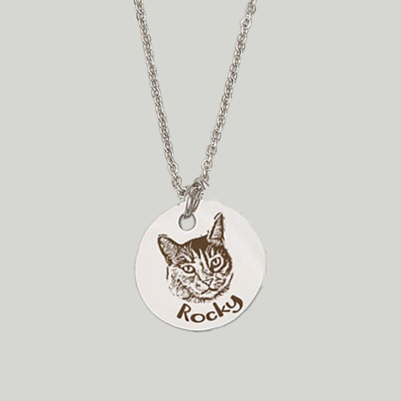 Custom pet portrait necklace featuring engraved dog or cat photo – Personalized pet jewelry gift in silver and gold