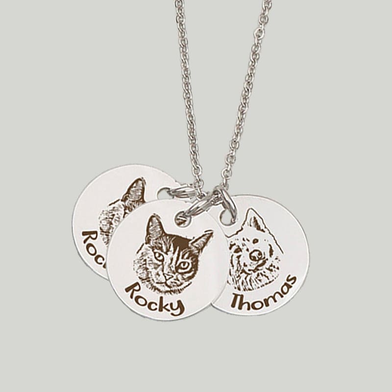 Custom pet portrait necklace featuring engraved dog or cat photo – Personalized pet jewelry gift in silver and gold